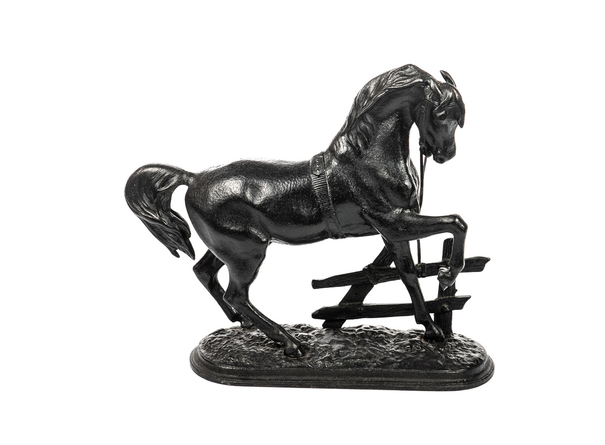 Скульптура «Конь на привязи»